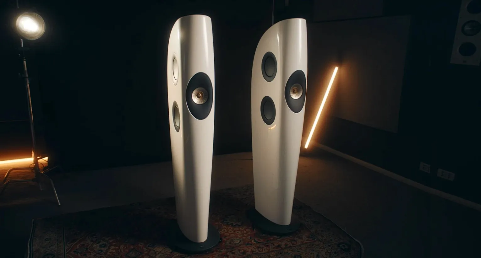 Напольная акустическая система KEF Blade Two Meta Arctic White Champagne – цена, описание и отзывы — фото